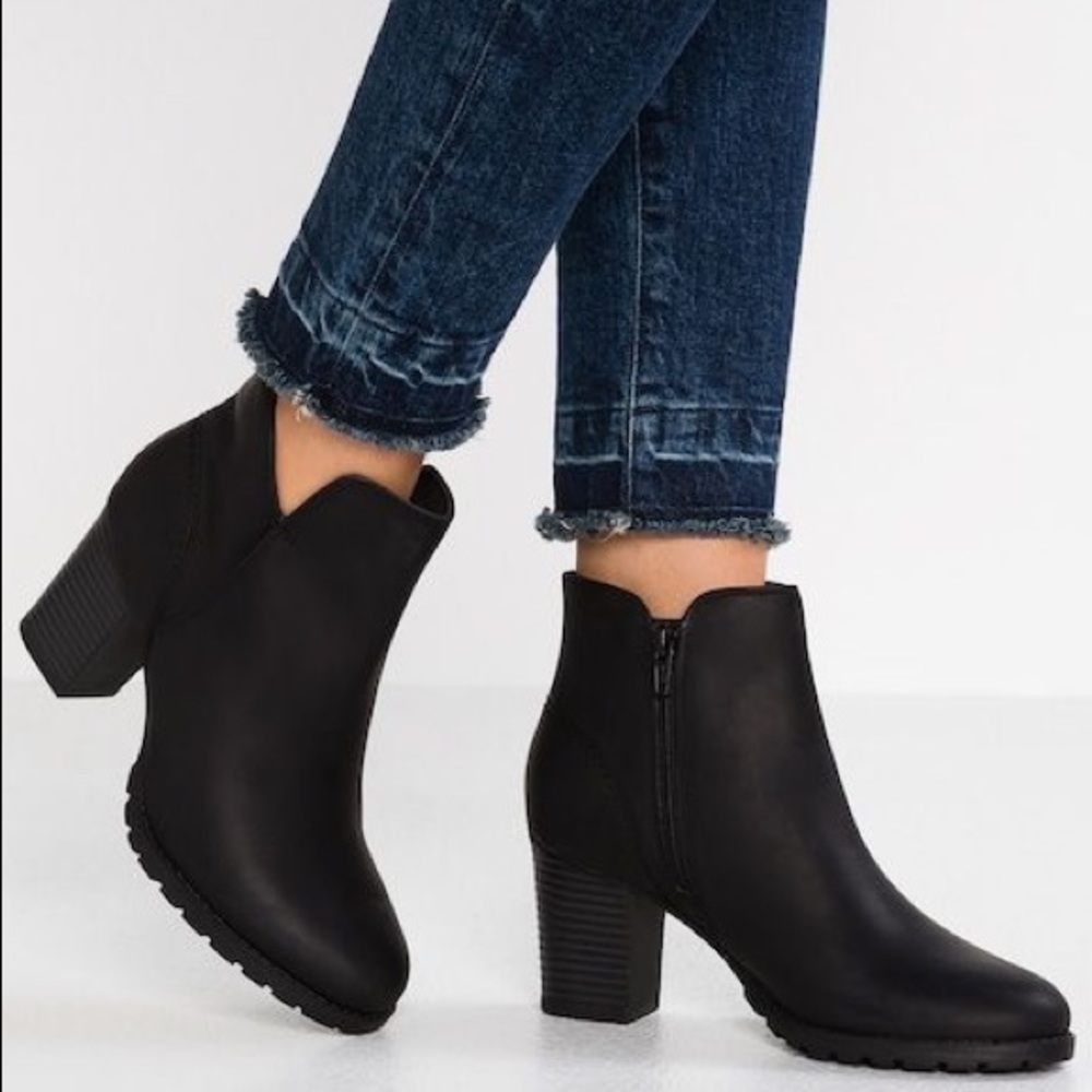 NWT Clarks Soft Cushion Leather  Booties | 7